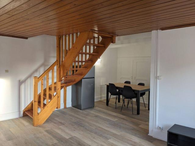 Lumineux T3 duplex 60 m2 meublé centre de Sainte Livrade