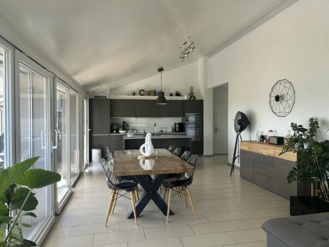Lumineux, verdoyant et tranquille Avec balcon