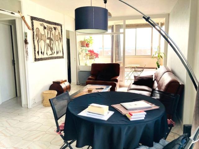 Lumineux appartement T4 de 78m² avec balcon, vue dégagée, place de parking privative Bron