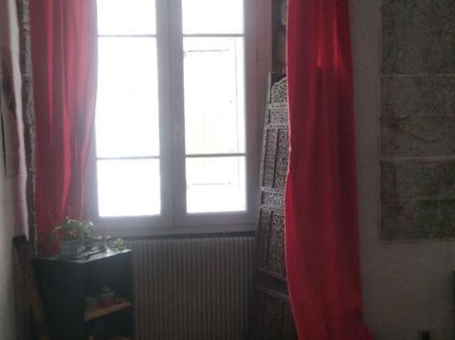 Lumineux appartement ancien situé en centre ville, au 1er étage, d’une surface de 80 m²