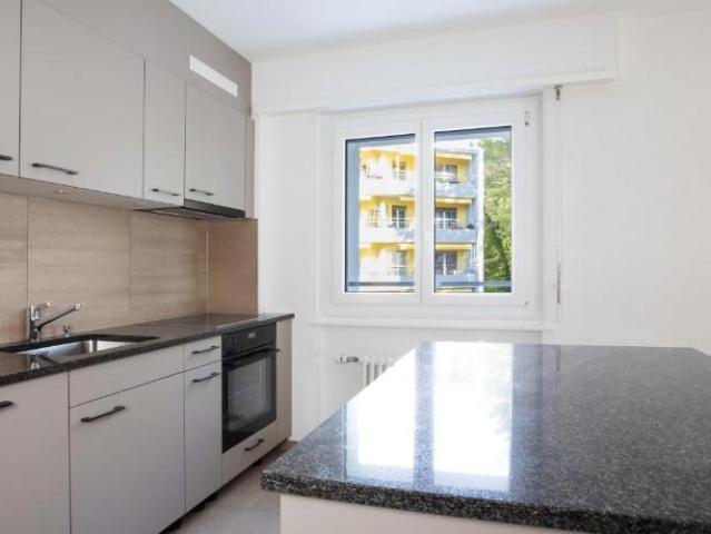 Lumineux appartement de 2.5 pièces au 1er étage avec balcon