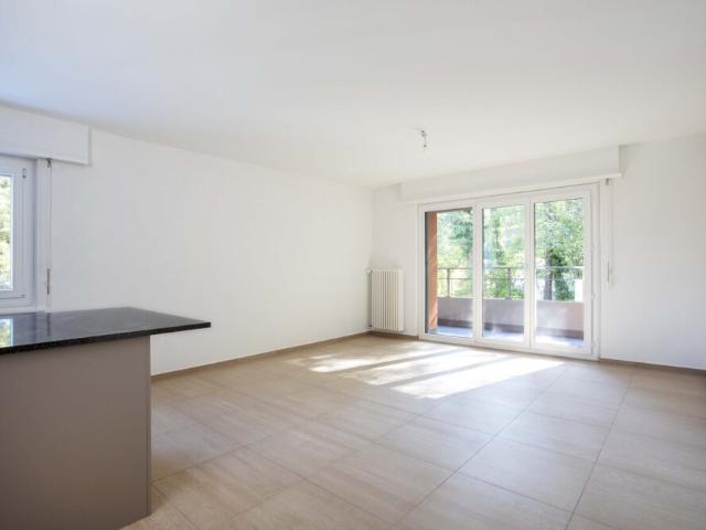 Lumineux appartement de 2.5 pièces au 1er étage avec balcon