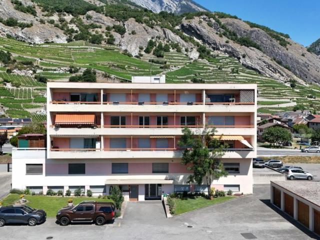 Lumineux appartement de 3,5 pièces rénové, offrant une surface brute de 79 m²