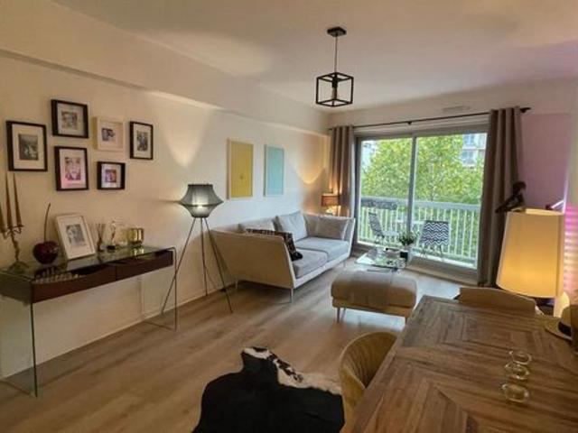 Lumineux avec balcon vue dégagée vec ascenseur au 6ème Proche Canal Saint Martin, métro à 3 min, parking disponible