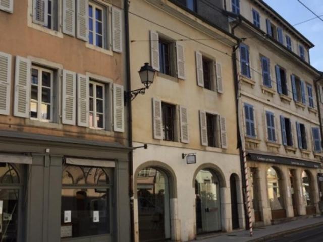 Lumineux et offrant de beaux volumes, ce local se développe sur une surface totale d'environ 148 m², répartie comme suit Rez de chaussée sur rue environ 45 m² Arrière boutique environ 35 m²