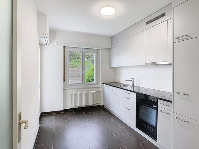 Lumineux logement traversant avec vue imprenable et deux balcons !