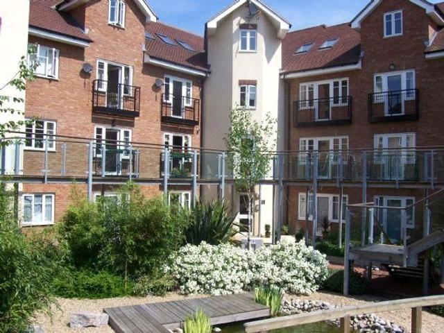 Lumley Road, Horley, Surrey RH6, 2 bed flat to rent, £1,500 pcm | PrimeLocation