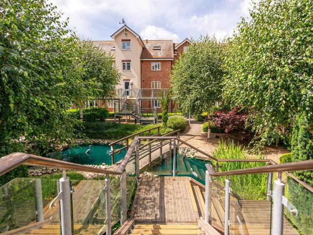 Lumley Road, Horley RH6, 1 bed flat to rent, £1,300 pcm | PrimeLocation