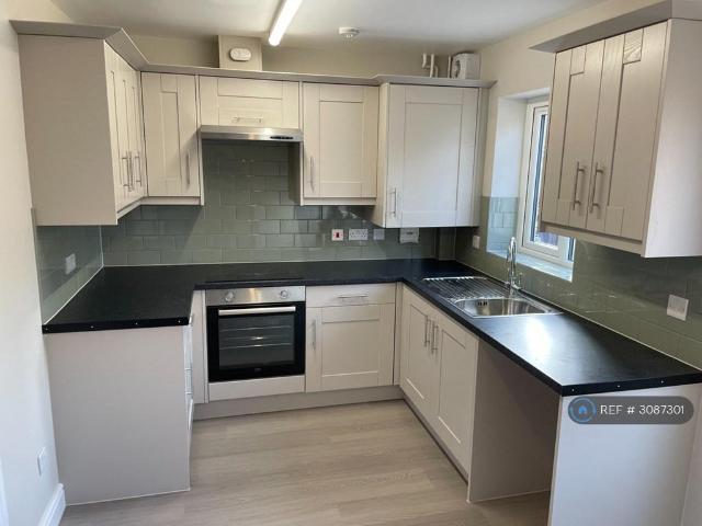 Lunt Road, Bilston, WV14 2 bed semi detached house to rent £1,195 pcm £276 pw