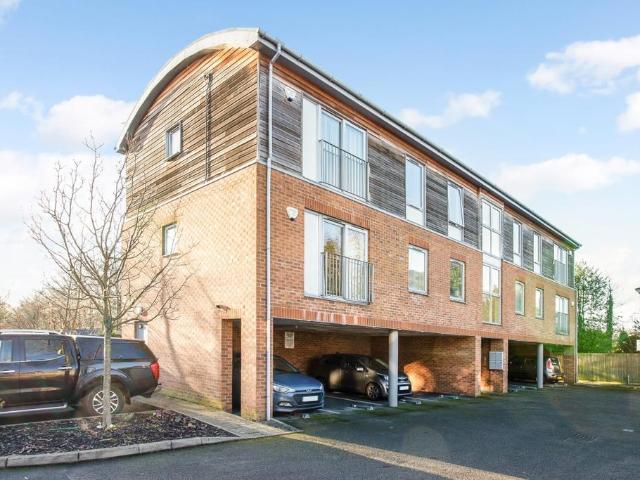 Luna Place St. Albans AL1 2 bed apartment to rent £1,750 pcm £404 pw