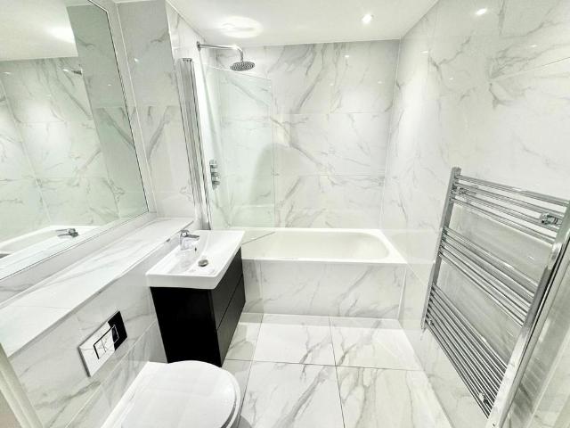 Luna St. James, Brentwood, CM14 2 bed penthouse to rent £2,000 pcm £462 pw