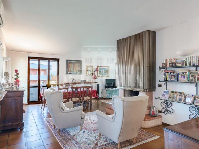 Lungolago Mazzini 5 vani 237mq