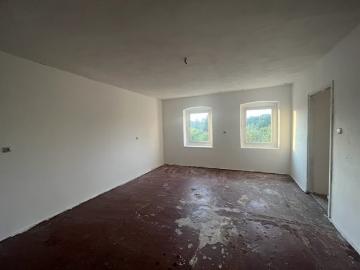 Przestronne 3 pokojowe mieszkanie do remontu w Lubaniu