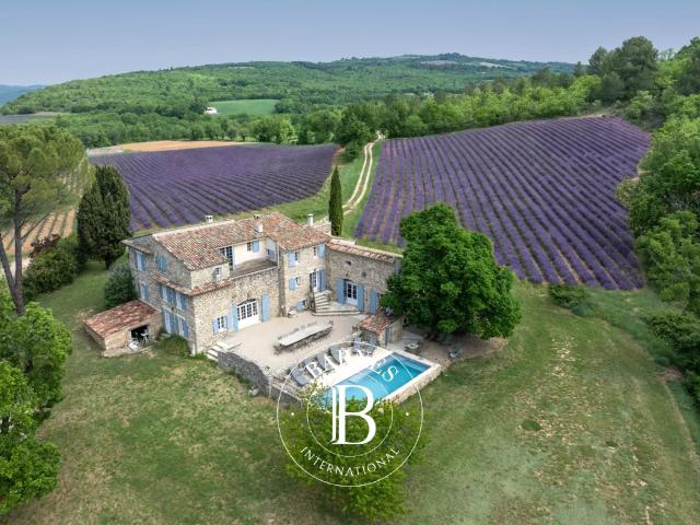 Luberon Nord – Mas Ancien Du Xviiiᵉ Siècle – 310 M² – 8 Cham. 310m² Céreste en Luberon