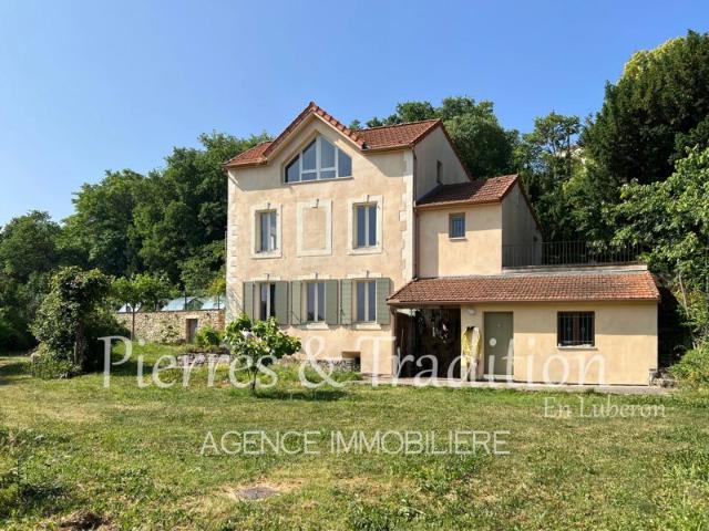 Luberon, Apt, à proximité de la ville, maison du XIXe entièrement rénovée sur plus de 2000 m² de terrain avec piscine