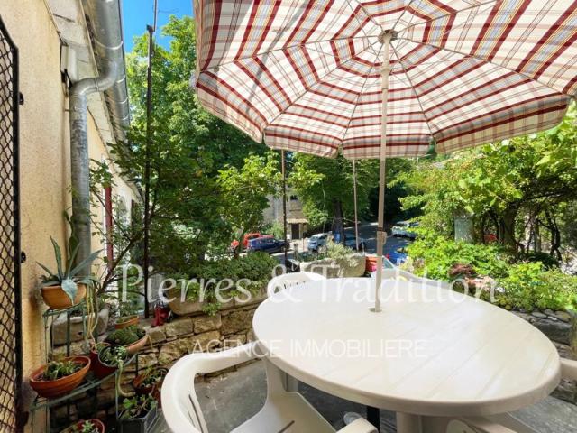 Luberon, Céreste, jolie maison de village avec terrasse