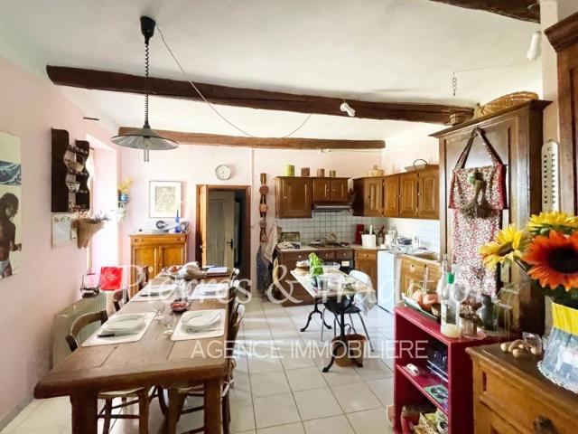 Luberon, Céreste, jolie maison de village avec terrasse