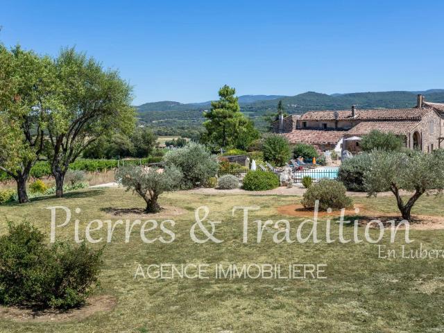 Luberon, entre Roussillon et Bonnieux, propriété avec gîtes. 360m² Roussillon