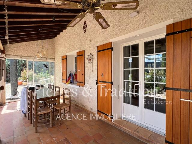 Luberon, Rustrel, Maison de plain pied avec piscine et terra. 190m² Rustrel