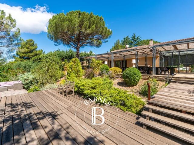 Luberon Sud La Tour D'aigues Maison 212M2 5 Chambres. 212m² La Tour d'Aigues