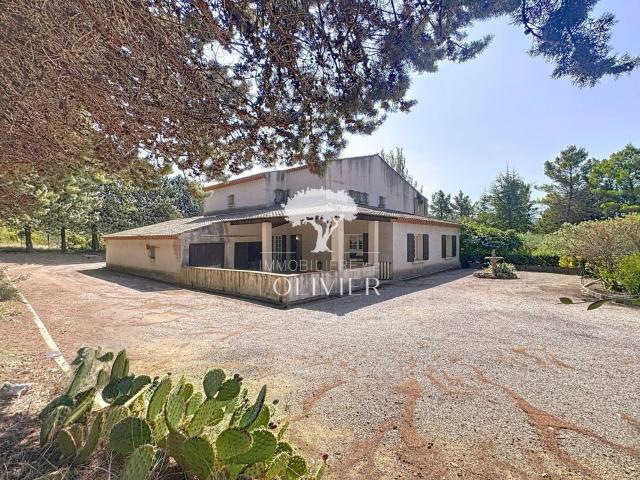 Luberon ? Villa grand terrain paysagé avec vue. 5 Chambres ?. 266m² Saignon
