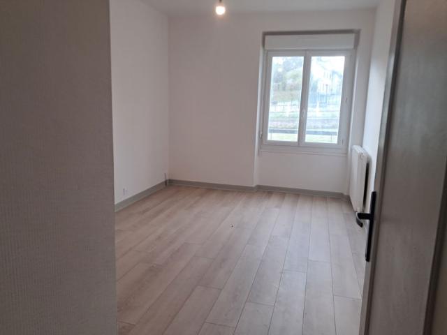 LUBERSAC Logement 6 pièces avec place de parking