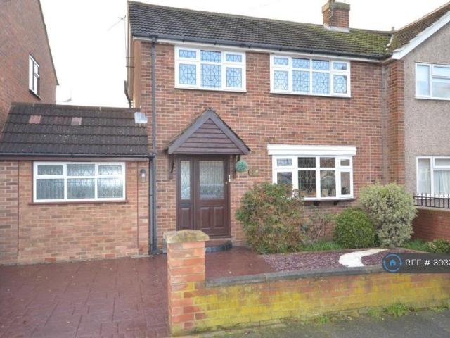 Lucas Avenue, Chelmsford, CM2 3 bed semi detached house to rent £2,100 pcm £485 pw