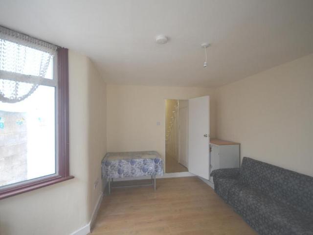 Lucas Avenue, E13 0QP 2 bed flat to rent £1,850 pcm £427 pw