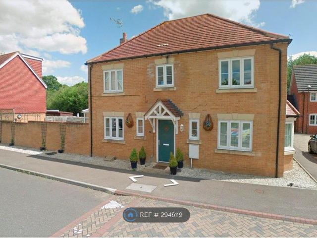 Lucas Close, Maidenbower, Crawley RH10, 4 bed detached house to rent, £2,500 pcm | PrimeLocation