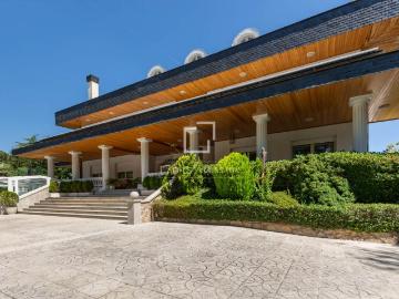 Lucas Fox se complace en presentar esta impresionante y espa. 1600m² Pozuelo de Alarcón