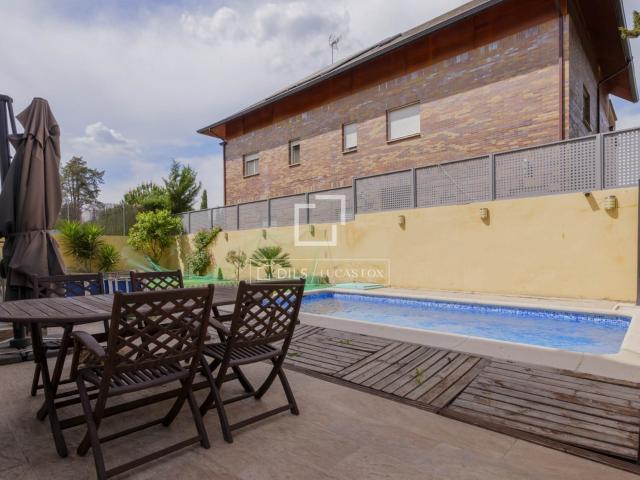 Lucas Fox se complace en presentar esta magnífica casa parea. 283m² Pozuelo de Alarcón