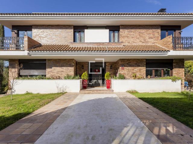 Lucas Fox se complace en presentar esta villa unifamiliar en. 977m² Pozuelo de Alarcón