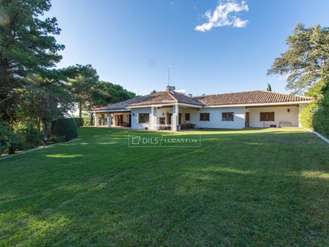 Lucas Fox se enorgullece de presentar esta bonito/a villa de. 1050m² Boadilla del Monte