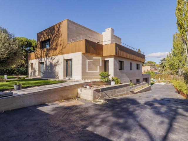 Lucas Fox se enorgullece en presentar esta preciosa villa nu. 550m² Boadilla