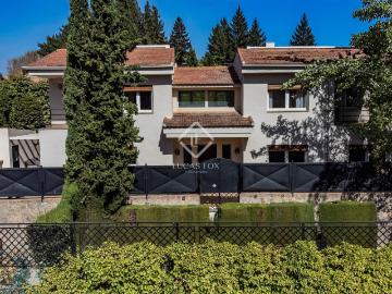 Lucas Fox presenta en exclusiva Villa Walkyria, una elegante. 340m² Granada