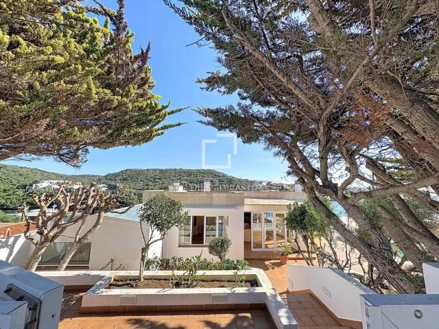 Lucas Fox presenta esta villa única en primera línea del Por. 203m² Mahón