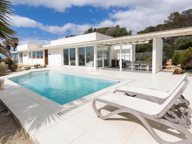 Lucas Fox presenta esta villa con vistas al mar de 256 m² co. 256m² Sant Lluís