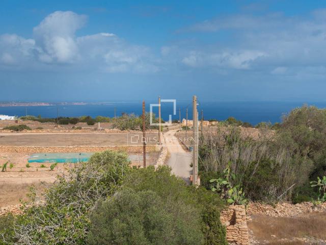 Lucas Fox presenta esta casa de 218 m², ubicada en Sa Venda. 218m² Faro de la Mola