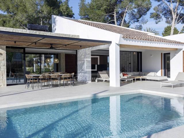Lucas Fox presenta esta casa distribuida en una sola planta. 298m² La Eliana
