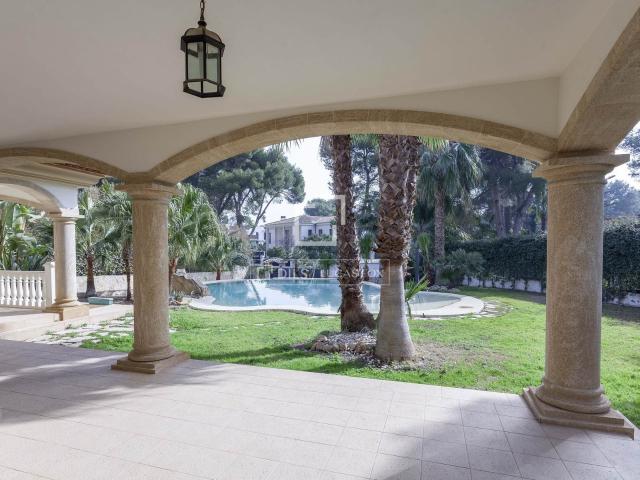 Lucas Fox presenta esta casa en venta en una de las mejores. 1180m² Rocafort