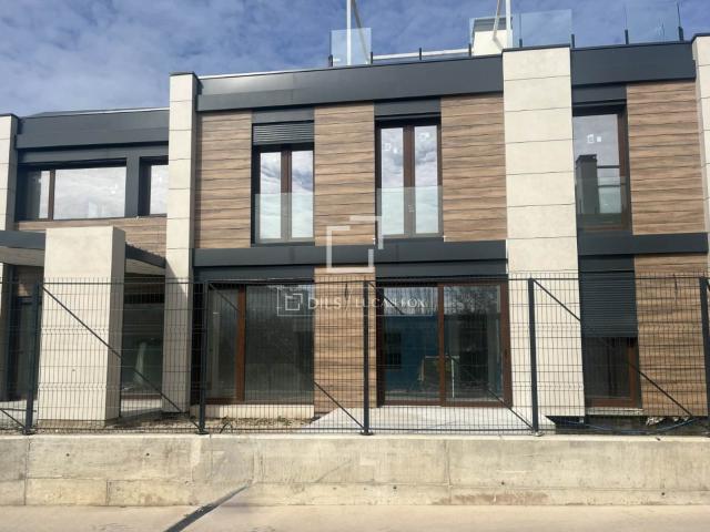 Lucas Fox presenta esta casa unifamiliar a estrenar en Jardi. 338m² Las Rozas de Madrid