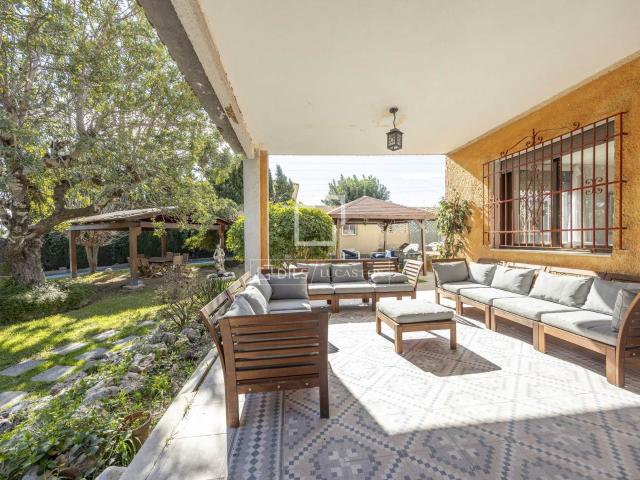 Lucas Fox presenta esta distinguida villa en una de las urba. 320m² La Eliana