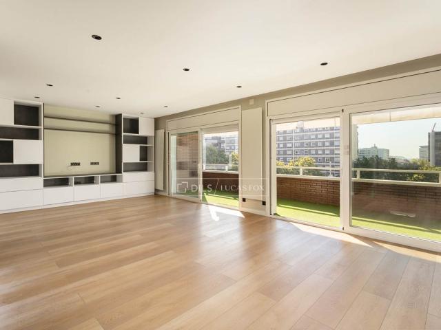 Lucas Fox presenta esta elegante vivienda reformada íntegram. 163m² Barcelona