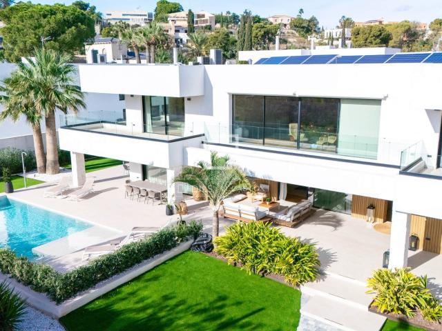 Lucas Fox presenta esta espectacular villa de 4 dormitorio c. 500m² Alicante