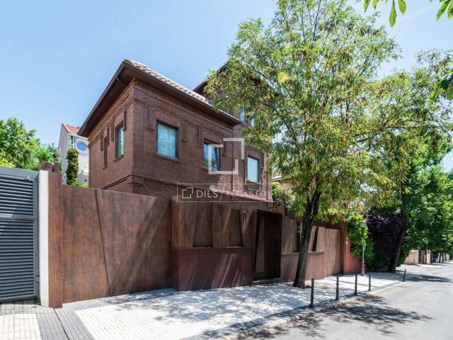Lucas Fox presenta esta exclusiva casa unifamiliar de estilo. 450m² Madrid