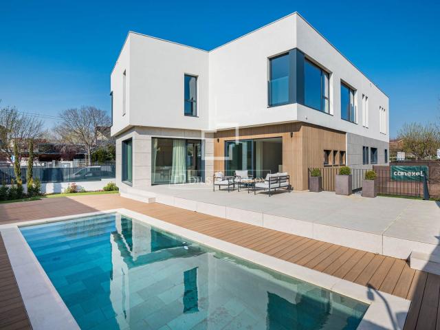 Lucas Fox presenta esta exclusiva casa de diseño de obra nue. 510m² Sant Cugat del Vallés