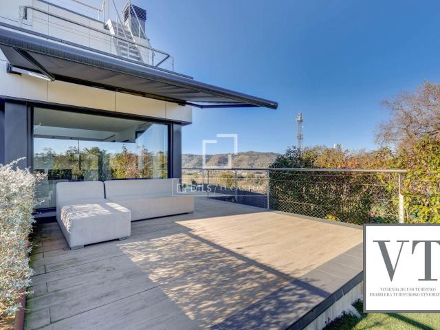 Lucas Fox presenta esta exclusiva y elegante casa adosada co. 221m² San Miguel