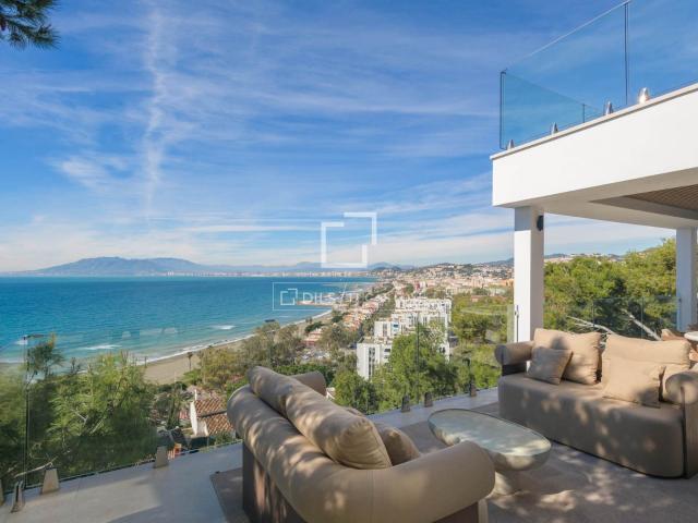 Lucas Fox presenta esta extraordinaria y lujosa villa recién. 633m² Málaga