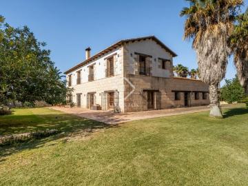 Lucas Fox presenta esta impresionante masía sobre una extens. 827m² Elche