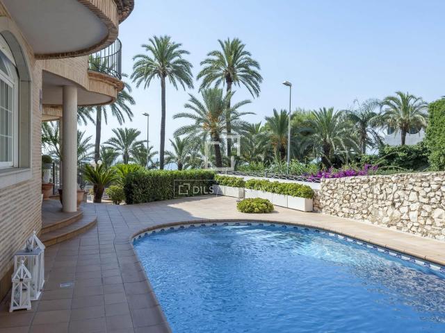 Lucas Fox presenta esta lujosa villa mediterránea en una urb. 426m² Faro de cullera